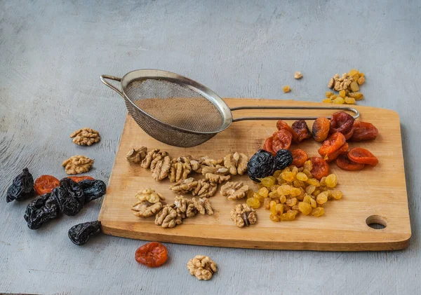 Nueces Ciruelas Pasas Pasas Albaricoques Secos Una Tabla Cortar Mesa — Foto de Stock