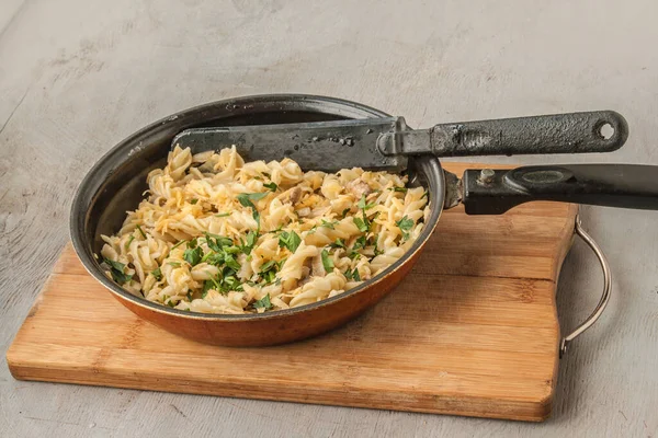 Braadpan Met Spiraal Pasta Champignons Uien Kaas Een Snijplank — Stockfoto