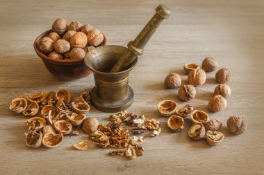 Mutfak masasında pirinç harç, ceviz ve kovan var. 