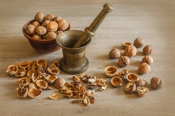 Mutfak masasında pirinç harç, ceviz ve kovan var. 