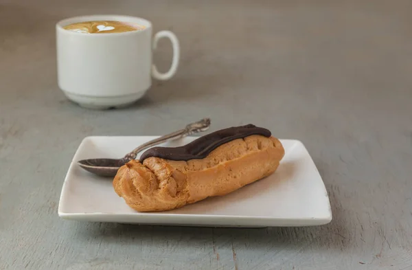 One Chocolate Eclair Cup Espresso Coffee Gray Background Shallow Depth — 图库照片
