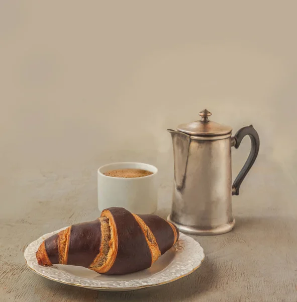 Chocolate Croissant White Vintage Plate Background Cup Coffee Coffee Pot — Foto Stock