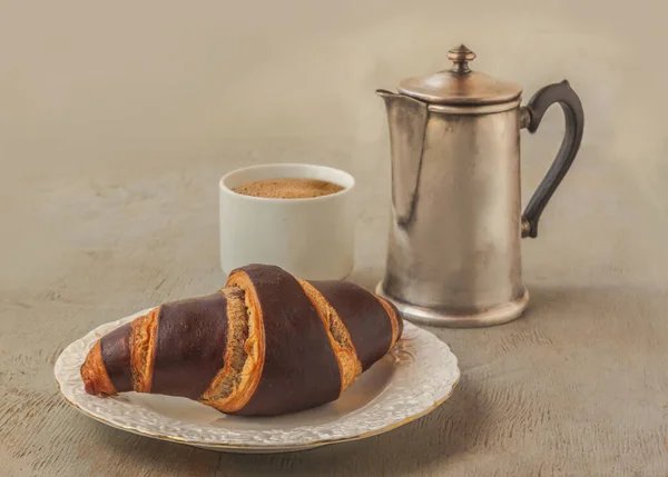 Chocolate Croissant White Vintage Plate Background Cup Coffee Coffee Pot — Foto Stock