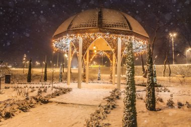 KIEV, UKRAINE - 9 Ocak 2022: Kırım Tatar tarzında Pavilion ve Ukrayna 'nın Kiev kentindeki Desnyansky bölgesinin karları altında thuja