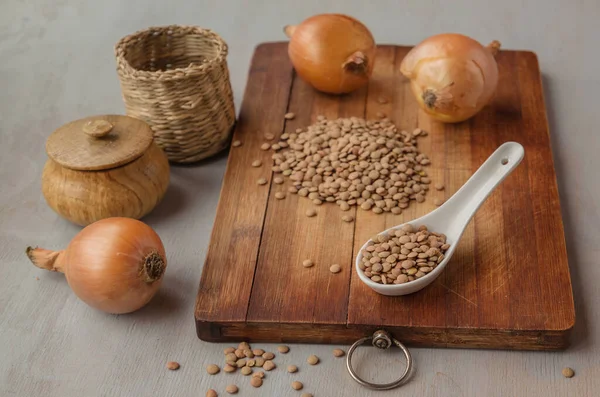 Lentilles Crues Oignon Sel Épices Sur Une Table Bois Mise — Photo