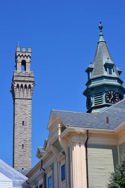 Denkmal und Kirchturm — Stockfoto