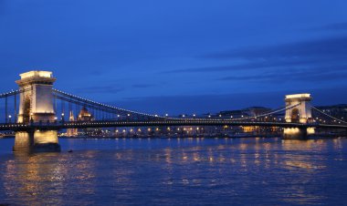 Budapeşte gece ve zincir köprü