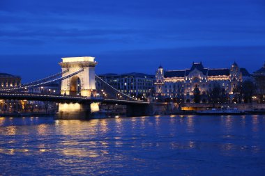 Budapeşte gece ve zincir köprü