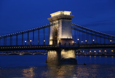 Budapeşte gece ve zincir köprü