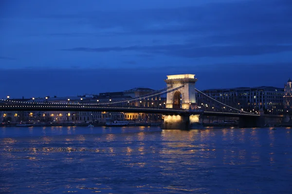 Budapest de noche y Puente de las Cadenas — Foto de Stock