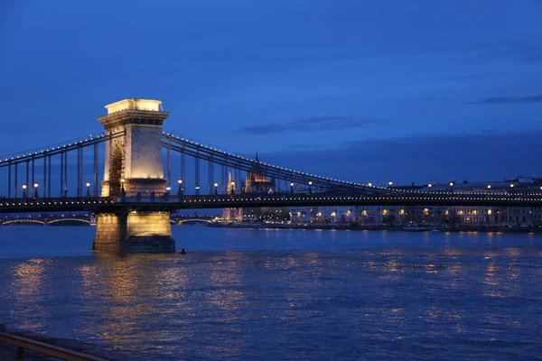 布达佩斯的夜和链桥 — 图库照片