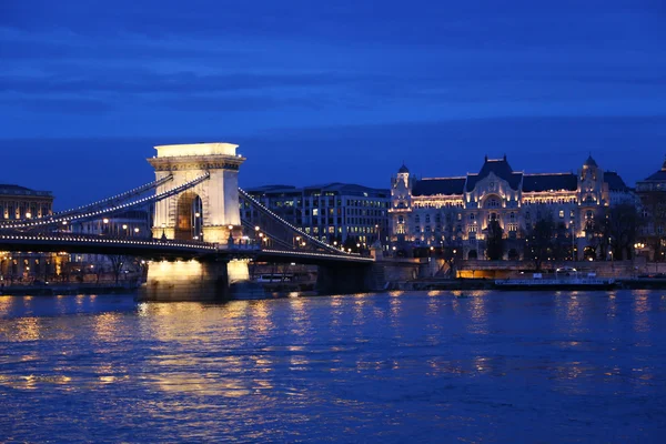 Budapest av natten och hängbron — Stockfoto