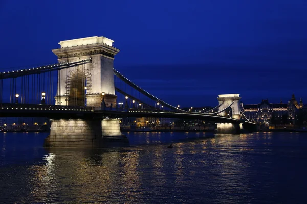 Budapeste à noite e Chain Bridge — Fotografia de Stock