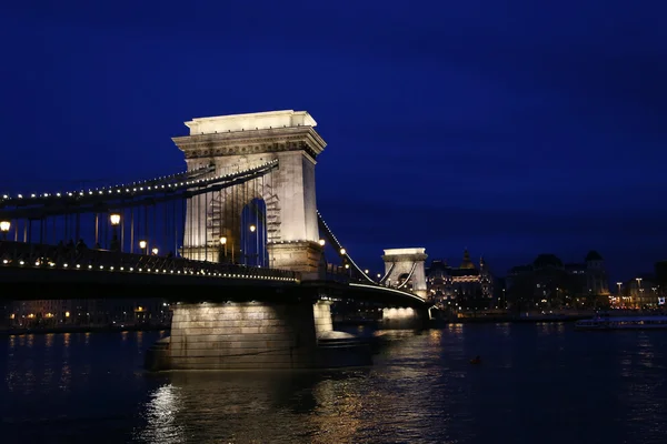 Budapešť v noci a Řetězový most — Stock fotografie