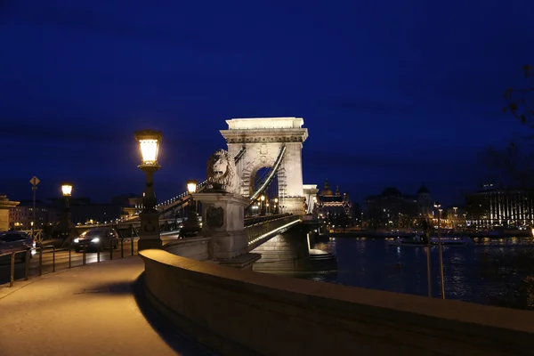 Budapest yöllä ja Chain Bridge — kuvapankkivalokuva
