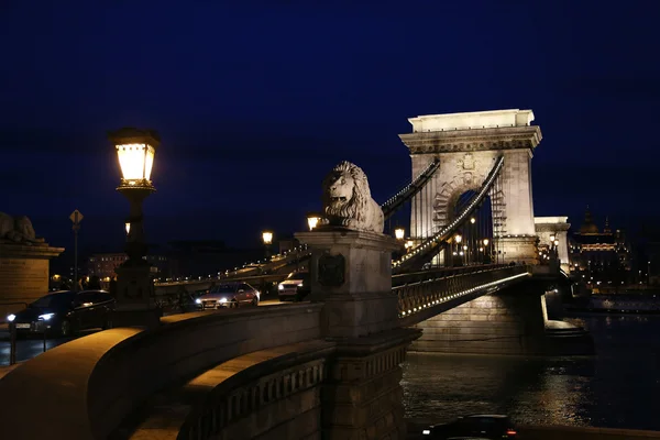 Budapest bei Nacht und Kettenbrücke — Stockfoto