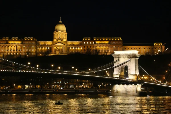 Budapeste por noite andChain Bridge — Fotografia de Stock