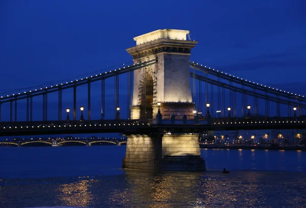 Budapeşte gece ve zincir köprü Stok Fotoğraf