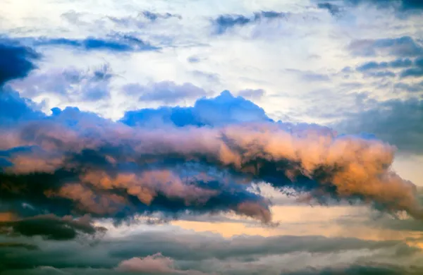 Incroyable formation de cumulus dans un ciel bleu profond — Photo