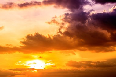 Bulutlu dramatik gün batımı