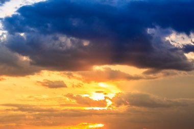 Bulutlu dramatik gün batımı