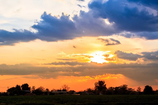 雲のある劇的な夕日の空 — ストック写真