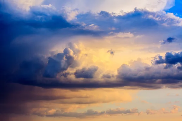Dramatický západ slunce obloha s mraky — Stock fotografie