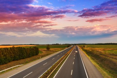 karayolu trafik yaz gününde