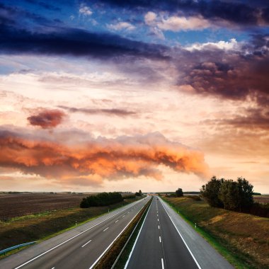 karayolu trafik yaz gününde