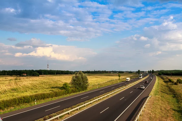 Autobahnverkehr an Sommertagen — Stockfoto