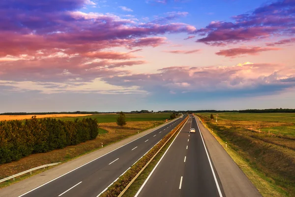 Snelweg verkeer op zomerdag — Stockfoto