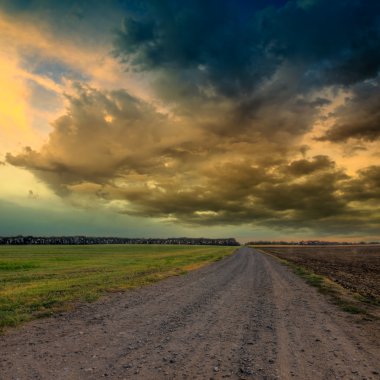 yolda çayırlar ve ve dramatik gökyüzü