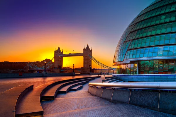 Londra, İngiltere 'deki Tower Köprüsü