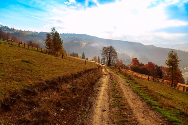 Barevná podzimní krajina v horách — Stock fotografie