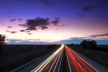 Otobanda hız yapan arabalar