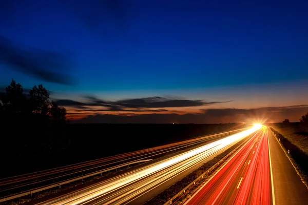 Bilar fortkörning på en motorväg — Stockfoto