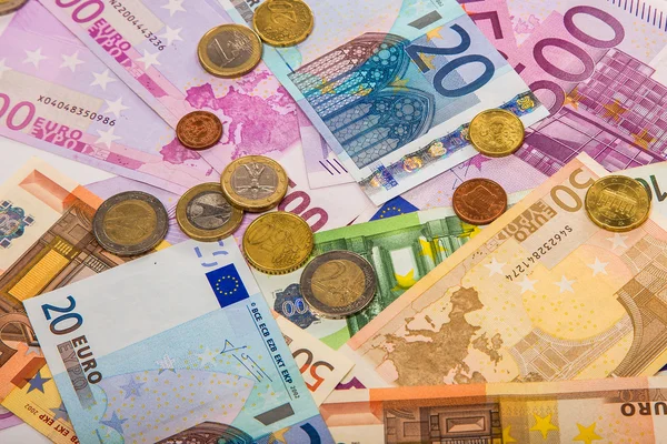 Moedas e notas em euros — Fotografia de Stock