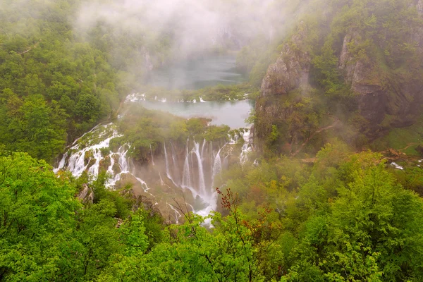 Vattenfallen i nationalparken plitvice, Kroatien — Stockfoto