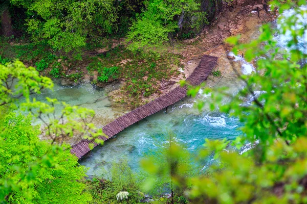 Caminho turístico de madeira no parque nacional dos lagos Plitvice — Fotografia de Stock