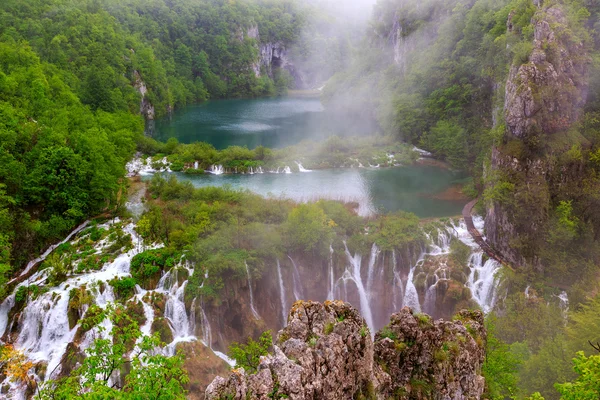 Cascadas en el Parque Nacional de Plitvice, Croacia — Foto de Stock