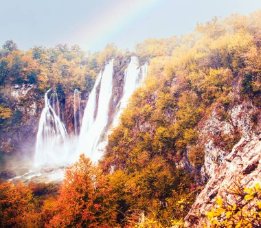 Hırvatistan 'ın Plitvice Ulusal Parkı' ndaki pitoresk şelaleli sonbahar manzarası