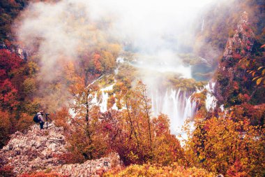 Sonbahar renkleri ve şelaleler Hırvatistan Plitvice Milli Parkı
