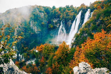 Hırvatistan 'ın Plitvice Ulusal Parkı' ndaki pitoresk şelaleli sonbahar manzarası