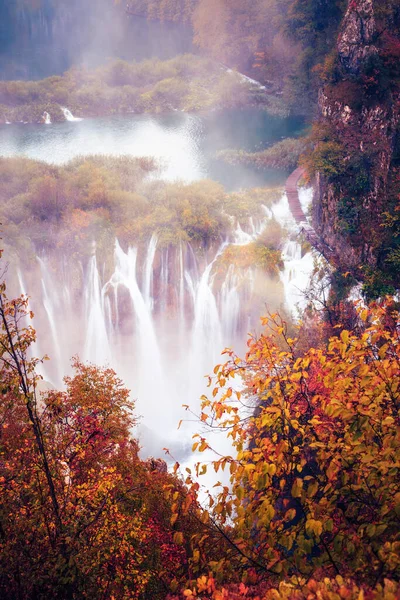 Jesienny Krajobraz Malowniczymi Wodospadami Parku Narodowym Plitwice Chorwacja — Zdjęcie stockowe