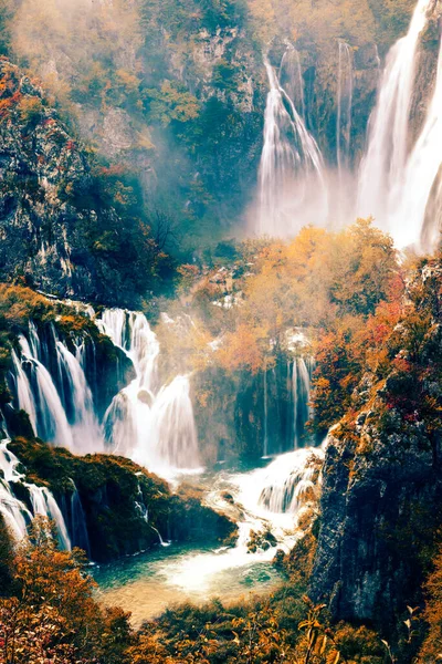 Paisaje Otoñal Con Pintorescas Cascadas Parque Nacional Plitvice Croacia —  Fotos de Stock