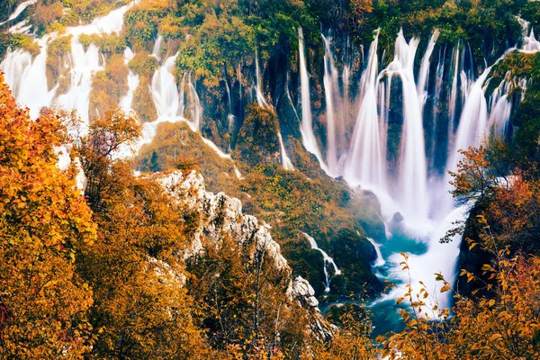 克罗地亚Plitvice国家公园的秋季风景与风景如画的瀑布 — 图库照片