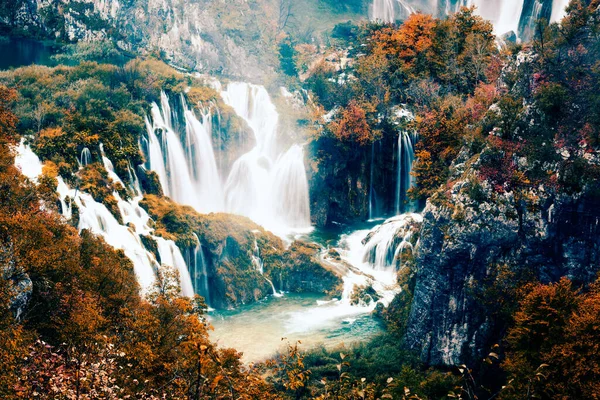 Höstlandskap Med Pittoreska Vattenfall Plitvices Nationalpark Kroatien — Stockfoto