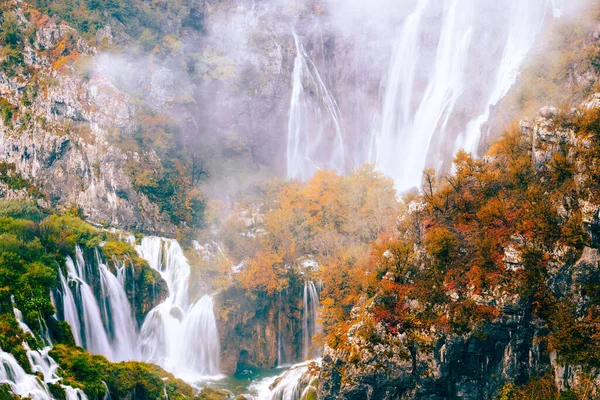 Jesienny Krajobraz Malowniczymi Wodospadami Parku Narodowym Plitwice Chorwacja — Zdjęcie stockowe