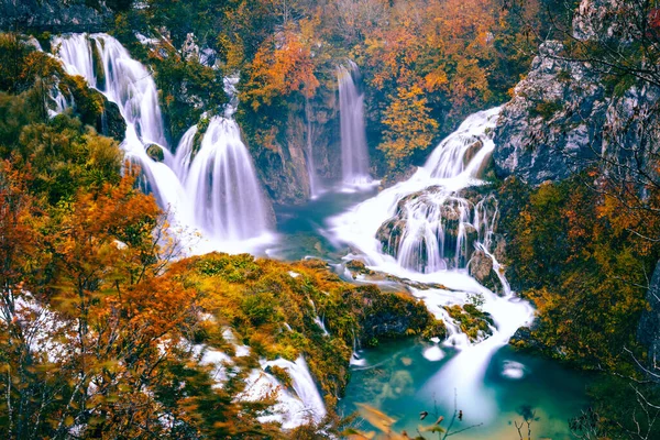 克罗地亚Plitvice国家公园的秋季风景与风景如画的瀑布 — 图库照片
