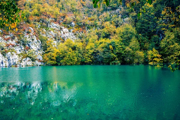 Hösten Färger Och Vattenfall Plitvice Nationalpark Kroatien Stockbild